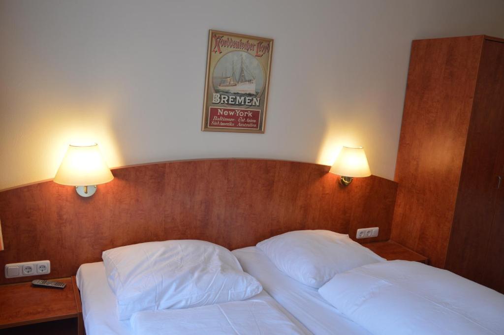 Double Room with Private External Bathroom,824984627:JPEG